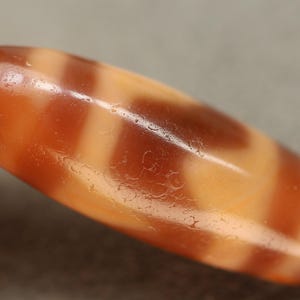 Perlina Dzi con dente di tigre - Raro amuleto buddista