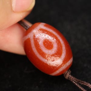 La perla Dzi a due occhi: simbolismo e significato