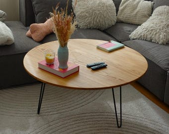 Sora soffbord, runt soffbord tillverkat av massiv ask med hårnålsdesign