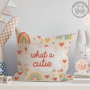 Cojín de guardería con forma de corazón y arcoíris, bonito y colorido, para habitación infantil, divertido y decorativo, cuadrado, con texto, para el hogar.