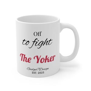 Weiße Keramiktasse mit spielerischer Huhn & Ei Figur. Witzige Kaffeetasse, Geschenk für Tierliebhaber, süßes Geschirr, einzigartiges Wohnaccessoire