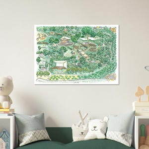 Può includere: Una stampa ad acquerello di una scena di parco o giardino, con lussureggianti alberi verdi, edifici e sentieri. L'opera d'arte ha uno stile dettagliato, disegnato a mano, con una varietà di tonalità di verde ed elementi architettonici. La stampa è esposta su un muro bianco.