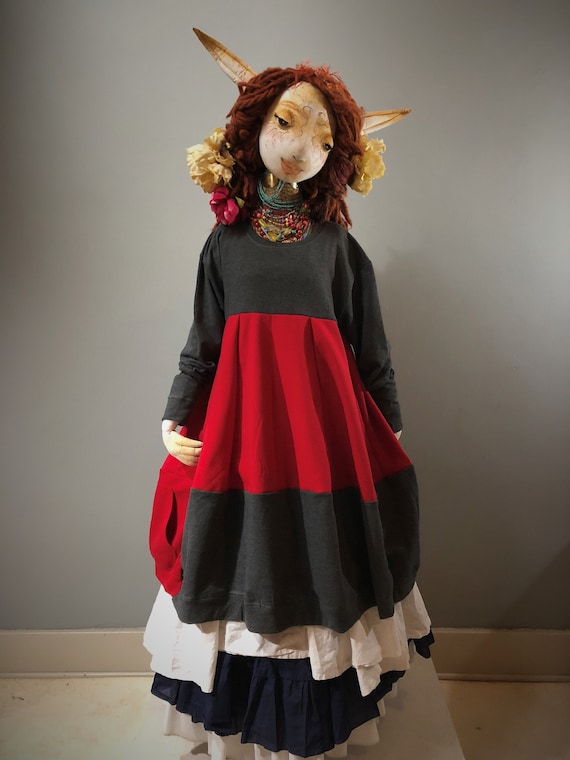 Vestido sudadera de largo medio con parches en gris y rojo, tallas