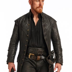 Pode incluir: Um casaco de couro preto com gola alta e costuras decorativas. O casaco tem vários botões e é combinado com uma camisa, cinto e calças pretas. Uma espada está presa ao cinto.
