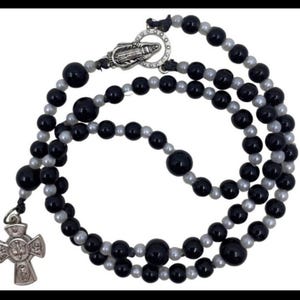 Rosenkranz, Petite Size, Tasche oder Geldbörse, Schwarz, Weiß & Silber, Italienisches Heiliger Geist-Kruzifix, Fünf Jahrzehnte, 6-8 mm, Marianisch, Katholik, Gebet
