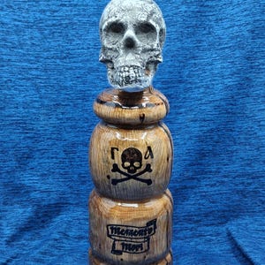 Memento Mori-schedelbeeldje: gegoten aluminium, cederhouten basis - Grieks stoïcijns