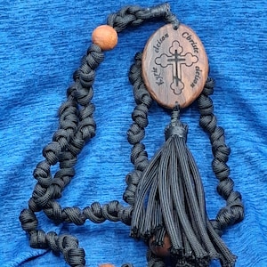 Cuerda de oración ortodoxa de 64 nudos, paracord negro, cruz bizantina, icono de la Virgen María y Cristo, oración Kyrie Christe Eleison, madera de cerezo tallada.