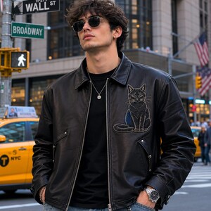 黒猫柄レザージャケット（メンズ）、猫好きのためのジャケット、Z世代ストリートウェア、ニューヨークファッション、ゴシック猫パッチジャケット、猫好きへのギフト