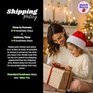 Puede incluir: Una madre y un ni&ntilde;o abren un regalo juntos. El ni&ntilde;o lleva un gorro de Pap&aacute; Noel. El regalo est&aacute; envuelto en papel estampado y atado con una cinta roja. La imagen incluye el texto "Shipping Policy".