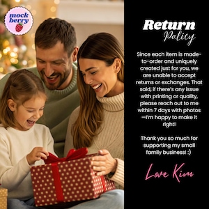 Puede incluir: Una familia sonr&iacute;e mientras un ni&ntilde;o abre un regalo. El regalo es una caja roja con lunares blancos y una cinta roja. La imagen incluye el texto "mock berry" y "Return Policy".