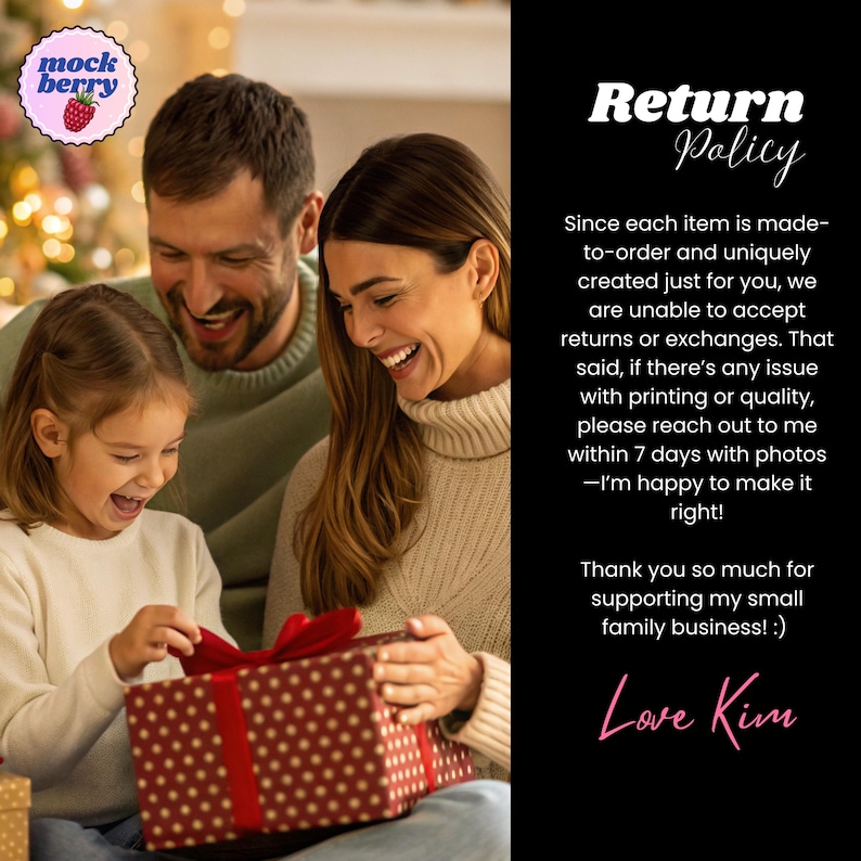 Puede incluir: Una familia sonr&iacute;e mientras un ni&ntilde;o abre un regalo. El regalo es una caja roja con lunares blancos y una cinta roja. La imagen incluye el texto "mock berry" y "Return Policy".