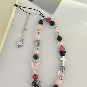 Pulsera de cuentas rosas para teléfono: cadena inspirada en dulces de flores y mariposas.