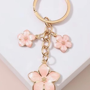 Lindo llavero de planta con flor de Sakura, llavero esmaltado para mujeres y niñas, accesorio para bolso.