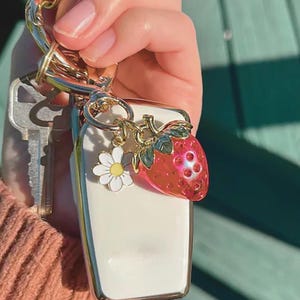 Lindo llavero de fresa, dije para bolso con forma de corazón y flor para niñas, adorable accesorio para bolso e idea de regalo.