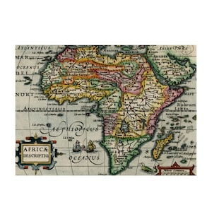 Puede incluir: Un mapa antiguo de África del siglo XVII. El mapa está dibujado a mano y presenta ilustraciones detalladas de la geografía del continente, incluyendo ríos, montañas y ciudades. El mapa está rodeado por un borde decorativo e incluye el texto "AFRICA DESCRIPTIO" en una pancarta en la parte inferior.