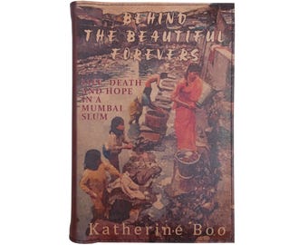 Könnte beinhalten: Ein Buchcover im Vintage-Design mit einem Foto von Menschen, die in einem Slum Wäsche waschen. Der Titel lautet "Behind the Beautiful Forevers: Life, Death and Hope in a Mumbai Slum" von Katherine Boo.