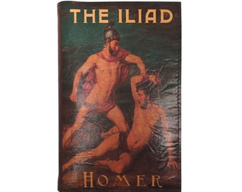 Könnte beinhalten: Ledergeldbörse mit einem klassischen Gemälde von zwei Männern im Kampf, mit dem Text "THE ILIA" und "HOMER" in goldfarbenen Buchstaben. Das Kunstwerk ist vor einem dunkelgrünen Hintergrund platziert.