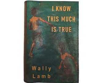 Könnte beinhalten: Ein Buchcover in Türkis- und Brauntönen. Es zeigt eine Illustration von zwei Figuren und den Text "I Know This Much Is True" und "Wally Lamb" in goldfarbenen Buchstaben. Das Buch hat ein verwittertes, Vintage-Aussehen.