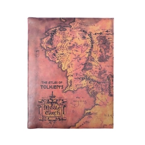 Der Atlas von Tolkiens Mittelerde von J.R.R. Tolkien, Karen Wynn Fonstad – Lederbezogenes, gebundenes Holzbuch, personalisierte limitierte Auflage
