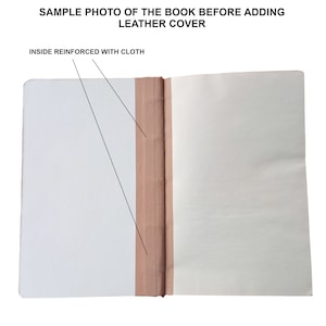 Puede incluir: Un libro abierto con p&aacute;ginas blancas en blanco, que muestra el interior reforzado con tela. El texto en la parte superior dice "SAMPLE PHOTO OF THE BOOK BEFORE ADDING LEATHER COVER". La tela es de color marr&oacute;n claro.