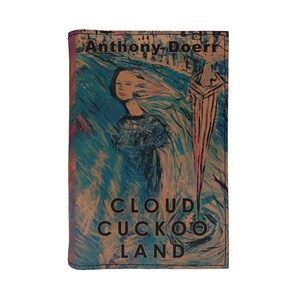 Puede incluir: Una portada de libro con el título "Cloud Cuckoo Land" y el nombre del autor, Anthony Doerr. La portada presenta una ilustración de una mujer con el pelo suelto, sobre un fondo de pinceladas azules y marrones. A la derecha hay una forma rosa y beige.