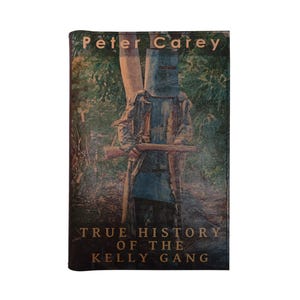Waargebeurde geschiedenis van de Kelly Gang door Peter Carey - met leer bedekt, houten boek met harde kaft, gepersonaliseerd cadeau in beperkte oplage