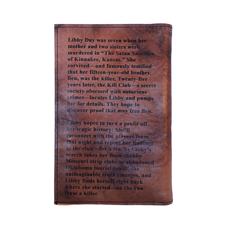 Puede incluir: Una cubierta de libro de cuero marr&oacute;n con texto de la novela "Dark Places" de Gillian Flynn. El texto describe la trama, incluyendo el personaje de Libby Day y los eventos de un asesinato.