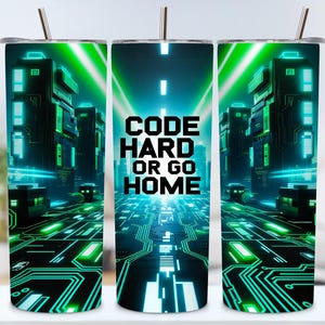 Könnte beinhalten: Drei Edelstahlbecher mit einem futuristischen Stadtlandschaftsdesign in Grün- und Blautönen. Der mittlere Becher zeigt den Text "CODE HARD OR GO HOME". Jeder Becher hat einen silbernen Strohhalm.