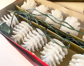 Vintage NOS Silverstri Pinecone Decorative String Lights, White Pinecones, Christmas Mantel Decor, Xmas Tree Lights, White Farmhouse Xmas
