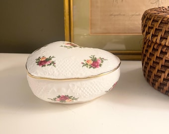 HOLIDAY DECOR & GIFTS