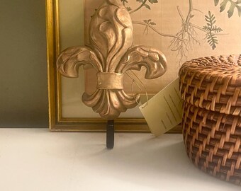 HOLIDAY DECOR & GIFTS