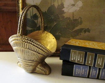 Vintage Metal/ brass basket pearl-shell painted. Vintage Metal/ brass basket pearl-shell painted.