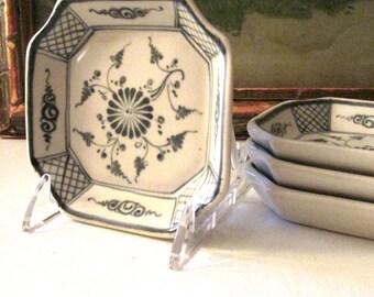 Vintage Set of Four Chinoiserie Small Coasters, Pin Dish or Ring Holders, Imari Styling Ceramic Trays