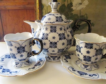 Bombay Blue and White 'Teapot and Two Teacups and Saucers, Somerhill Quilt, Chinosierie Tea Party,