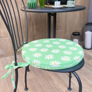 Green Daisy Chair Cushion – Round Seat Pad with Ties, Floral Spring Garden Decor, Cottagecore Dining Room Pillow