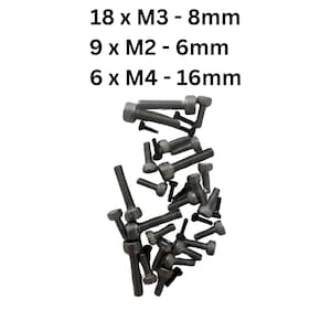 K&ouml;nnte beinhalten: Eine Sammlung von Metallschrauben in verschiedenen Gr&ouml;&szlig;en. Der Text zeigt Mengen und Abmessungen an: 18 x M3 - 8mm, 9 x M2 - 6mm und 6 x M4 - 16mm. Die Schrauben sind auf wei&szlig;em Hintergrund verstreut.