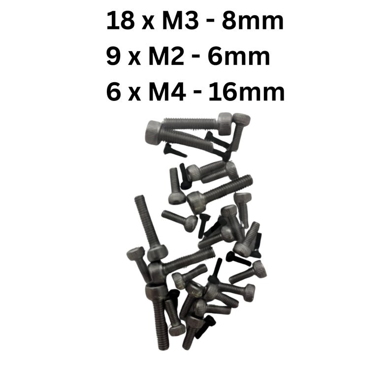 K&ouml;nnte beinhalten: Eine Sammlung von Metallschrauben in verschiedenen Gr&ouml;&szlig;en. Der Text zeigt Mengen und Abmessungen an: 18 x M3 - 8mm, 9 x M2 - 6mm und 6 x M4 - 16mm. Die Schrauben sind auf wei&szlig;em Hintergrund verstreut.
