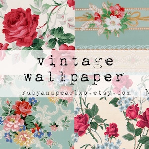 Puede incluir: Papel tapiz vintage con un patrón floral con rosas rojas, rosas y blancas, hojas verdes y flores azules. El papel tapiz tiene un fondo azul claro con un borde blanco y una etiqueta blanca que dice "vintage wallpaper rubyandpearlxo.etsy.com NO 28".