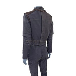 Puede incluir: Mono gris oscuro con chaqueta a juego. La chaqueta tiene detalles marrones en los hombros y costuras geom&eacute;tricas en las mangas. El mono tiene costuras visibles y un ajuste a medida, adecuado para eventos de cosplay o disfraces.