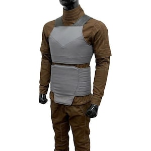 Pode incluir: Uma caneca de cer&acirc;mica branca com uma al&ccedil;a preta e o texto "But First, Coffee" em preto, com uma fonte manuscrita. A caneca est&aacute; sobre uma superf&iacute;cie branca.