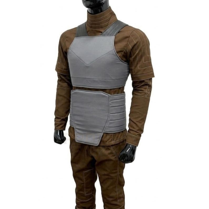 Pode incluir: Uma caneca de cer&acirc;mica branca com uma al&ccedil;a preta e o texto "But First, Coffee" em preto, com uma fonte manuscrita. A caneca est&aacute; sobre uma superf&iacute;cie branca.