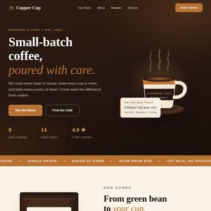 Puede incluir: Una página de inicio de sitio web para Copper Cup con un fondo degradado marrón oscuro, un gráfico de una taza de café humeante y texto que incluye Small-batch coffee, poured with care, Ethiopia Guji pour over y botones de navegación.