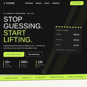 Può includere: Un'interfaccia web dal tema scuro per Forge strength and conditioning con il testo STOP GUESSING. START LIFTING. Una bacheca dei record dei clienti mostra statistiche tra cui 405 lb di stacco, 315 lb di squat e un tempo di 21:44 sui 5K.