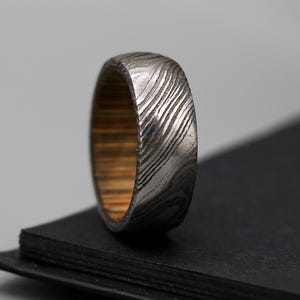 Handmade Damascus Steel Ring Whiskey Barrel Wood Inlay Ring Men Unique Damascus Steel Wood Wedding Band Pattern Engagement Ring Gift for Him