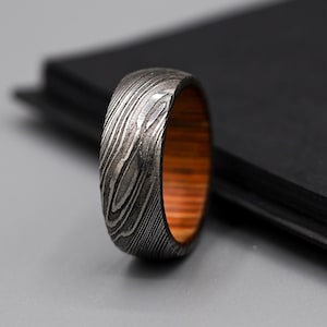 Handmade Damascus Steel Whiskey Barrel Ring Wood Inlay Ring Unique Mens Wedding Band 5th Anniversary Gift Engagement Ring Groomsman Gift