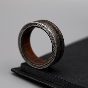 Handmade Simple Damascus Steel Ring Whiskey Barrel Ring Wood Inner Brown Wood Inlay Ring Men Damascus Wedding Band 5th Anniversary Gift
