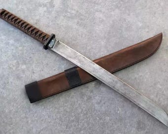 Espada Katana Wakizashi corta de caza de acero al carbono, hecha a mano, de 28 pulgadas de largo y espiga completa, con funda de cuero.