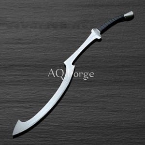 Peut inclure: Une épée incurvée de couleur argentée avec une poignée noire. La lame a une forme distinctive, avec une pointe acérée et un bord incurvé. Le texte "AQ Forge" est visible sur la lame.