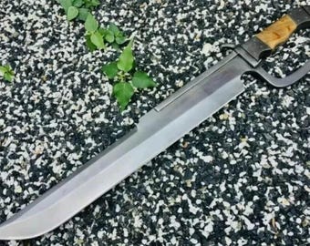 Espada de acero al carbono hecha a mano, con empuñadura de espiga completa y guarda en D, con funda de cuero.