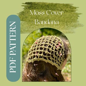 Könnte beinhalten: Ein gehäkeltes moosgrünes Bandana mit einem gitterartigen Muster, verziert mit kleinen rosa Akzenten. Das Bild zeigt den Text "Moss Cover Bandana" und "PDF PATTERN" auf grünem Hintergrund.